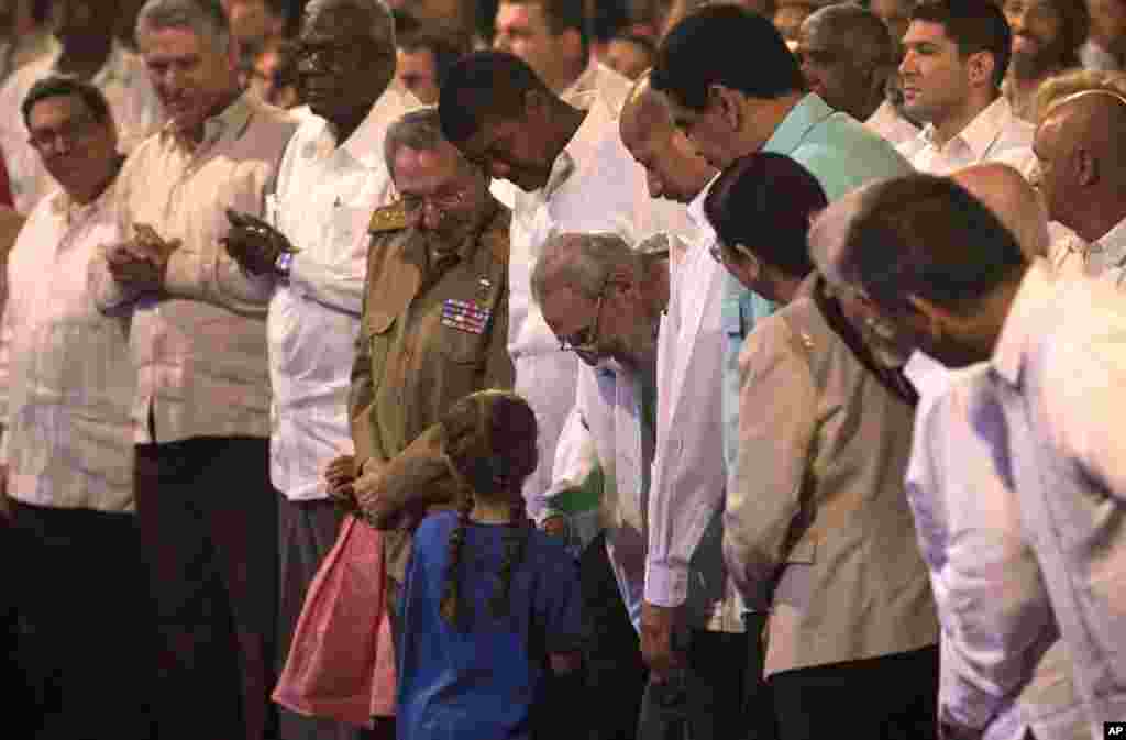  Fidel Castro, centro, a conversar com menina durante gala dos seus 90 anos no cinema "Karl Marx" em Havana, Cuba, 13 Agosto 2016. 