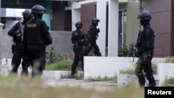 FOTO ARSIP: Kesatuan polisi anti teror Indonesia dari Detasemen 88 tampak memasuki sebuah rumah selama penggrebekan (5/8). Batam, Kepulauan Riau. (foto: Antara Foto/M N Kanwa/via REUTERS)