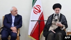 Pemimpin Tertinggi Iran Ayatollah Ali Khamenei dan Menteri Luar Negeri Mohammad Javad Zarif. (Foto: AFP)