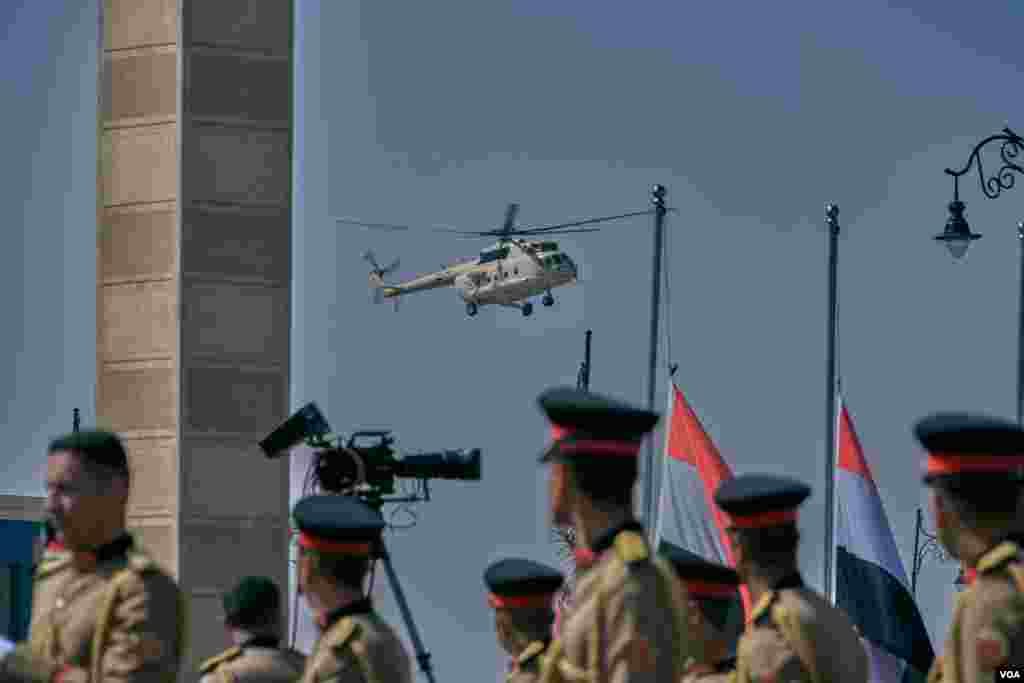 A helicopter arrives carrying the body of the late President Mubarak at Cairo's El-mosheir Tantawy mosque. (Hamada Elrasam/VOA)