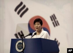 Presiden Korea Selatan Park Geun-hye memberikan sambutan dalam sebuah upacara di Seong Cultural Center, Seoul, Korea Selatan (15/8).
