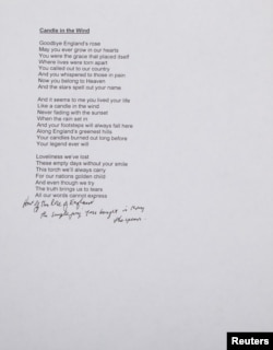 Naskah lirik lagu "Candle in The Wind" oleh Bernie Taupin yang akan dilelang dalam foto yang dirilis rumah lelang Julien Auctions, 28 September 2018.