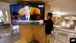 美国犹他大学的学生Suyog Shrestha在盐湖城校园的学生会打开电视，众议院情报委员会主席、众议员亚当·希夫（Adam Schiff）在听证会上讲话。2019年11月13日，美联社照片