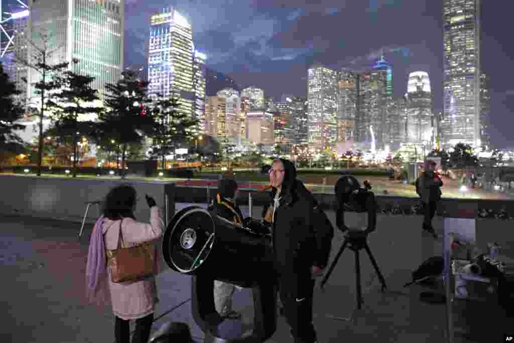 2018年1月31日,香港观星者在香港维多利亚港观察“超级月亮”,此时月亮距离地球的位置比平时近大约2万6500公里。1月的最后一个满月也被称为蓝月,因为它是一个月之内的第二次满月。这次超级月亮还伴有月全食,此时月亮不再直接反射太阳光,看起来呈红色,因此也被称为“血月”。这是35年来第一次“超级月亮”“蓝月亮”和月全食同步出现。今年3月31日将再有蓝月。