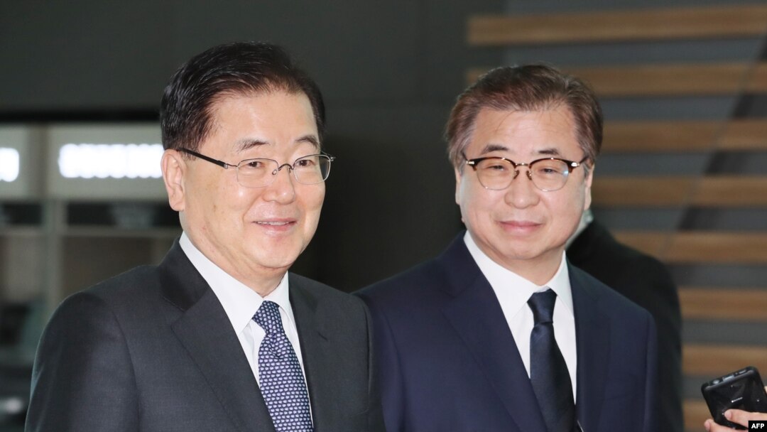 South Korea's national security advisor Chung Eui-yong (L) and spy chief Suh Hoon (R) arrive at Incheon airport, west of Seoul, on March 8, 2018 to leave for Washington. 