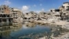 Kanalizaciona voda iz urušenih podzemnih cevi pokriva područje uništenih zgrada u Kan Junisu u južnom Pojasu Gaze 8. jula 2024. godine usred tekućeg sukoba na palestinskoj teritoriji između Izraela i Hamasa.