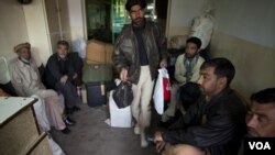 Para penumpang di Islamabad ini terlantar setelah jasa transportasi bus ke arah Gilgit dihentikan akibat serangan kelompok bersenjata (28/2).