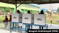 Tampak warga binaan LP Kelas IIA Tanjung Gusta di bilik suara tengah memberikan suaranya (foto: VOA/Anugrah Andriansyah)