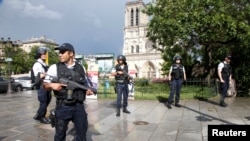 Polisi Perancis berjaga-jaga di TKP insiden penembakan dekat Katedran Notre Dame di Paris, Perancis, 6 Juni 2017 (foto: REUTERS/Charles Platiau)