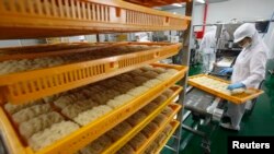 Pekerja mengatur bihun instan di pabrik bihun Han's di Ganghwa, Korea Selatan. (Reuters/Jo Yong-Hak)