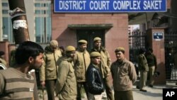 Polisi New Delhi berjaga di dekat pintu gerbang pengadilan dimana lima pria yang dituduh memperkosa dan membunuh seorang mahasiswi berusia 23 tahun tengah disidang di New Delhi, India, 24 Januari 2013. (AP Photo/ Altaf Qadri)