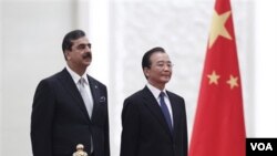 PM Pakistan Yousuf Raza Gilani (kiri) dan PM Wen Jiabao dalam upacara penyambutan di Beijing (18/5).