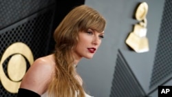 แฟ้ม - เทย์เลอร์ สวิฟต์ ร่วมงาน 66th annual Grammy Awards เมื่อ 4 ก.พ. 2024 (Photo by Jordan Strauss/Invision/AP, File)