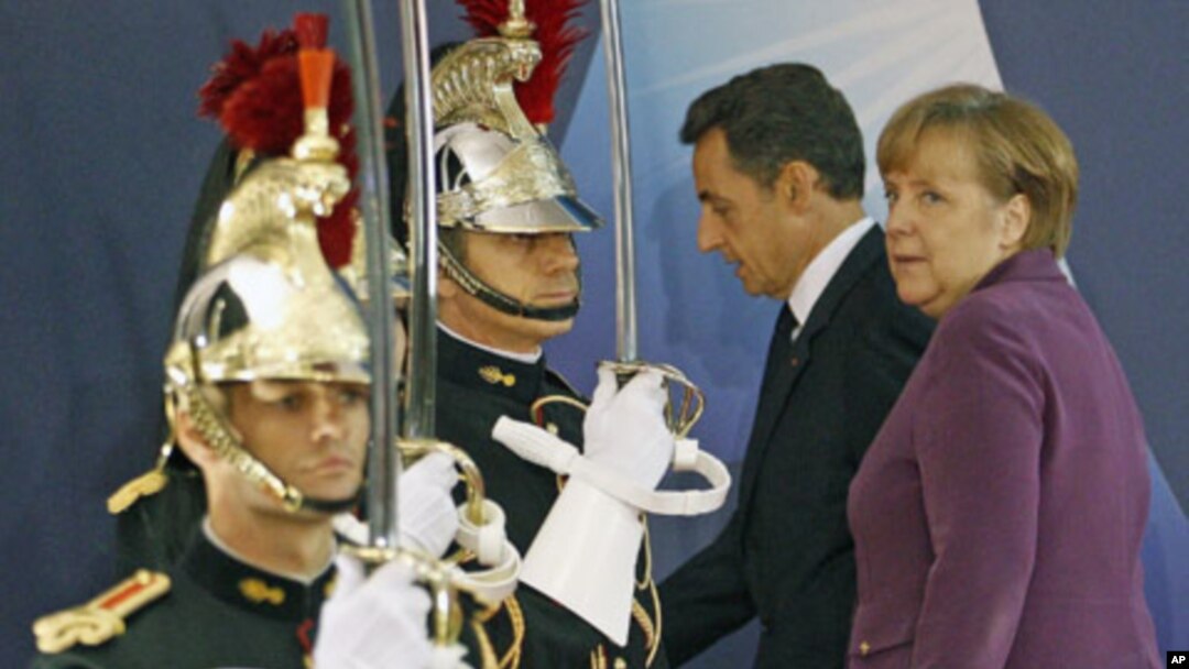 Germany's Chancellor Angela Merkel (R) walks with France's President Nicolas Sarkozy as they arrive at the G20 venue where world leaders gather in Cannes, France, November 2, 2011.