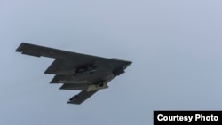 미 공군의 B-2 '스피릿' 스텔스 전략폭격기가 이륙하고 있다.
