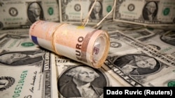 Novčanice evra i dolara (Ilustracija: REUTERS/Dado Ruvić/arhiva)