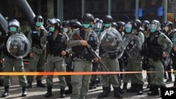 香港防暴警察被部署在一個商場外嚴防支持民主的民眾在五一勞動節舉行抗議活動。 （2020年5月1日)