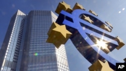Kantor bank sentral Eropa (ECB) di Frankfurt, Jerman (foto: dok). Bank sentral Eropa dan Jepang saat ini menerapkan suku bunga negatif.