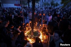 Građani se okupljaju na bdenju u centru Beograda posle masovnog ubistva u osnovnoj školi Vladislav Ribnikar, 3. maja 2023. (Foto: Reuters/Antonio Bronić)