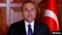 Menteri Luar Negeri Turki Mevlut Cavusoglu berbicara di sebuah konferesi pers di Ankara, Turki, 1 April 2019.