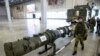 Anggota pasukan militer Rusia berjalan di samping rudal jelajah darat 9M729 yang dipajang beserta peluncurnya dalam sebuah acara di Kubinka, Rusia, pada 23 Januari 2019. (Foto: AP/Pavel Golovkin)