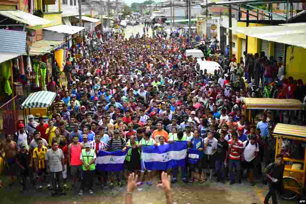 Migrants hold a demonstration demanding authorities to allow the rest of the group to cross, in Ciudad Hidalgo, Chiapas state, Mexico after crossing from Guatemala, Oct. 20, 2018. Thousands of migrants who forced their way through Guatemala's northwestern border and flooded onto a bridge leading to Mexico, where riot police battled them back, waited at the border in the hope of continuing their journey to the United States.
