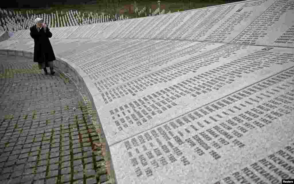 Fadila Efendic berdoa di monumen peringatan genosida Potocari dekat Srebrenica. Fadila kehilangan anak laki-lakinya dan suaminya di pembantaian Srebrenica. Serbia menahan delapan pria yang dicurigai ambil bagian dalam pembantaian Srebrenica pada tahun 1995 di Bosnia, penangkapan pertama pelaku kejahatan terkejam di Eropa sejak Perang Dunia II.