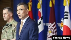 류제승 한국 국방부 국방정책실장(오른쪽)과 토머스 벤달 미8군사령관이 8일 서울 국방부에서 주한미군의 고고도 미사일방어체계인 사드(THAAD) 배치 결정을 발표하고 있다.