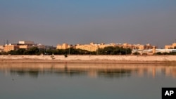 Kedutaan Besar AS terlihat dari seberang Sungai Tigris di Baghdad, Irak, 3 Januari 2020. (Foto: dok).