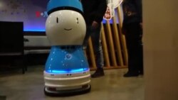 Robot pelayan menyambut tamu dan mengantar makanan di restoran. (Foto: VOA)