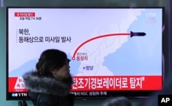 6일 한국 서울역에 설치된 TV에서 북한의 미사일 발사 관련 뉴스가 나오고 있다.