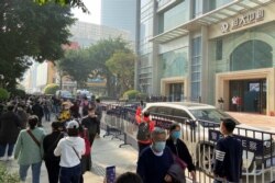 抗議者聚集在中國廣東廣州的恆大國際辦公樓外要求恆大償還債務。 （2022年1月4日）