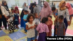 Kegiatan bermain ular tangga oleh anak-anak di kompleks hunian sementara (huntara) di Petobo, Kota Palu, Sulawesi Tengah, 18 September 2019. (Foto: Yoanes Litha/VOA)