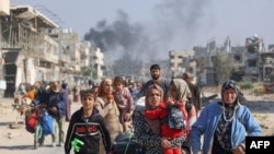 Palestinianos deslocados, no norte da Faixa de Gaza, fogem na sequência de ordens de evacuação do exército israelita, em 12 de novembro de 2024