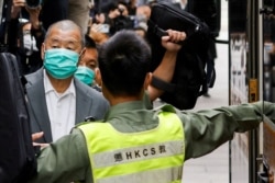 Taipan media Jimmy Lai, pendiri Apple Daily, meninggalkan ruang sidang di pengadilan di Hong Kong, Mei 2021.