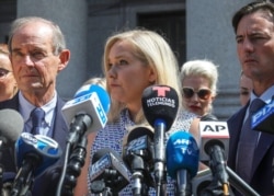 Virginia Giuffre (tengah) berbicara kepada awak media dalam sebuah konferensi pers di luar gedung pengadilan Manhattan di New York, pada 27 Agustus 2019. (Foto: AP)