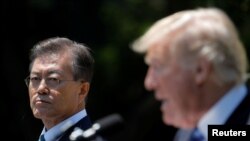 韩国总统文在寅在访问美国时与美国总统川普在白宫玫瑰园发表一项联合声明。（2017年6月30日）