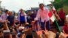 Capres nomor urut 01 Joko Widodo dalam deklarasi Forum Alumni Jawa Timur di Tugu Pahlawan, Kota Surabaya, Jawa Timur, Sabtu lalu (2/2). (Foto: VOA/Petrus Riski)