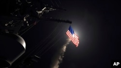 Kapal perang angkatan laut AS USS Porter meluncurkan misil tomahawk ke wilayah Suriah di perairan laut Mediterania, April 7, 2017.