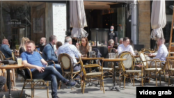 Bašte kafića mogu da rade do 22h, dok sedenje unutra nije dozvoljeno 