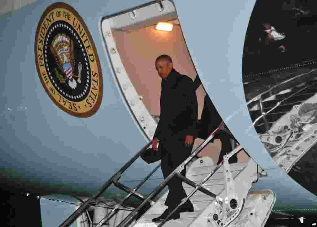 President Barack Obama steps off Air Force One during his arrival at O'Hare International Airport in Chicago, Jan. 10, 2017.