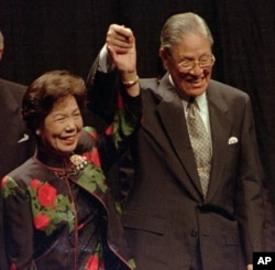 1995年6月9日台灣總統李登輝和他的妻子在康奈爾大學發表歐林演講後回應掌聲。