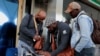 Penumpang berusaha mencari penerbangan lain setelah pilot Kenya Airways mogok kerja di bandara Internasional Jomo Kenyatta di Nairobi, Kenya, 5 November 2022. (Foto: REUTERS /Thomas Mukoya)