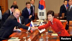 지난 2013년 11월 한국을 방문한 블라디미르 푸틴 러시아 대통령(왼쪽)이 박근혜 한국 대통령과 정상회담을 가졌다. (자료사진)