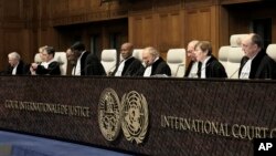 Para hakim memimpin pembukaan sidang Mahkamah Internasional di Den Haag, Belanda, terkait permintaan Afrika Selatan mengenai konflik Israel-Hamas, 11 Januari 2024. (Foto: AP)