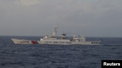 Kapal penjaga pantai China mendekati perairan Pulau Senkaku yang disengketakan di Jepang Desember tahun lalu (foto: dok). Sebuah kapal mata-mata China dilaporkan memasuki perairan Jepang Rabu (15/6) pagi.
