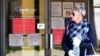 Natpisi o pomoći za nezaposlene na vratima Sekretarijata za rad u državi Ilinois