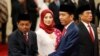 President Joko Widodo (kanan) berjabat tangan dengan Menteri Sosial baru, Idrus Marham (kiri), didampingi istri, Ridho Ekasari (tengah), seusai pelantikan di Istana Presiden, Jakarta, 17 Januari 2018. 
