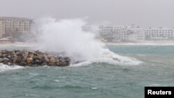 Ombak memecah di pantai saat badai tropis, Bud, melintas di Los Cabos, Baja, California Sur, Meksiko, 14 Juni 2018. Badai ketiga di musim badai 2018 mulai terbentuk di Atlantik.
