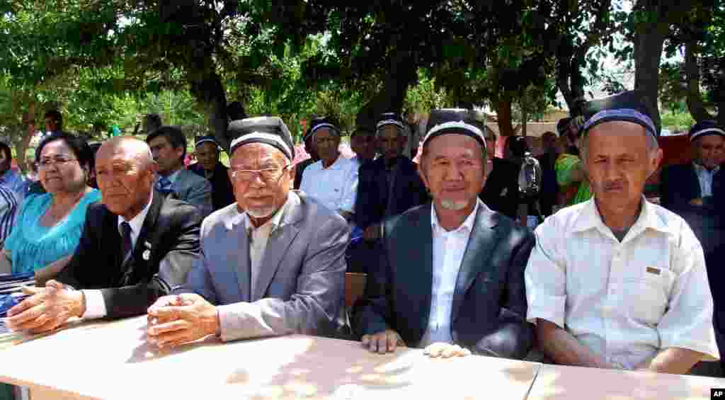 O'zbek shoirlari - Abduvali Bekmuhammad, Hoji Sharifjon Nuriddinov, Tojikiston xalq yozuvchisi Muhiddin Asozoda va professor Xoljo'raev
